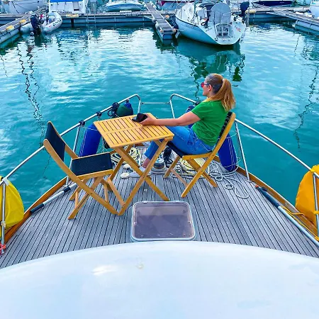 In A Yacht - Algarve البوفيرا