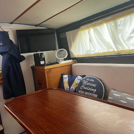 In A Yacht - Algarve بوتيل