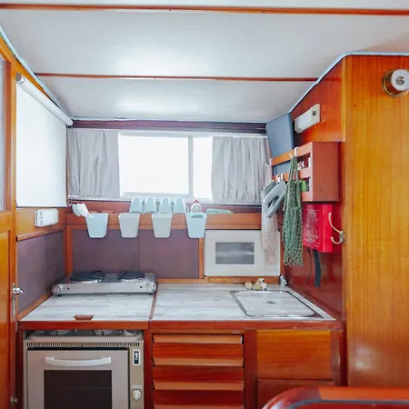 Ботель In A Yacht - Algarve Албуфейра